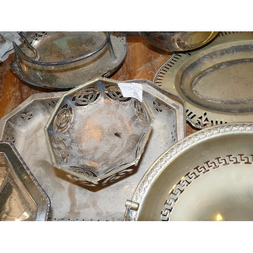 372 - A SELECTION OF SILVER PLATE ITEMS