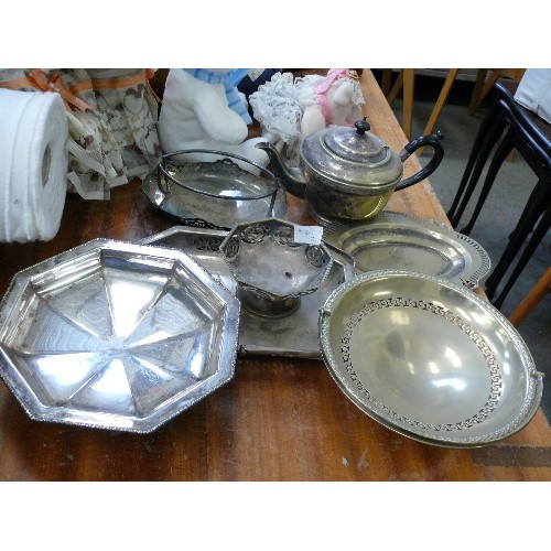 372 - A SELECTION OF SILVER PLATE ITEMS