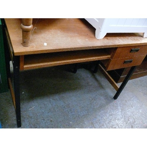 450 - 1960'S MID CENTURY TEAK DESK