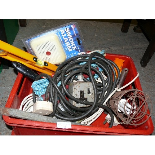 469 - CRATE OF TOOLS INCLUDING - STANLEY BOW SAW, SMOKE ALARM, HACK SAW AND WOOD SAW, SPIRIT LEVEL AND INS... 