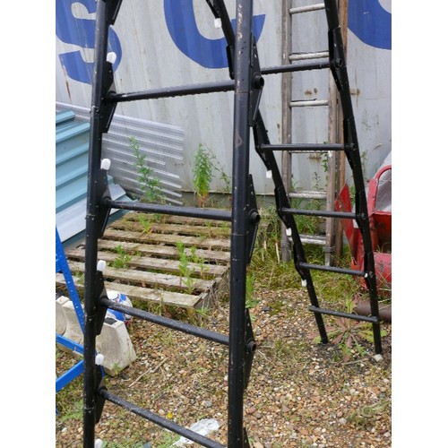 521 - BLACK STEP LADDER WHICH EXTENDS TO A LADDER, COLLAPSIBLE