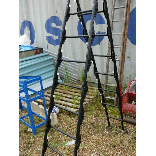 521 - BLACK STEP LADDER WHICH EXTENDS TO A LADDER, COLLAPSIBLE