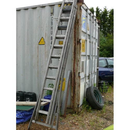 525 - TRIPLE EXTENDING LADDER IN WOOD