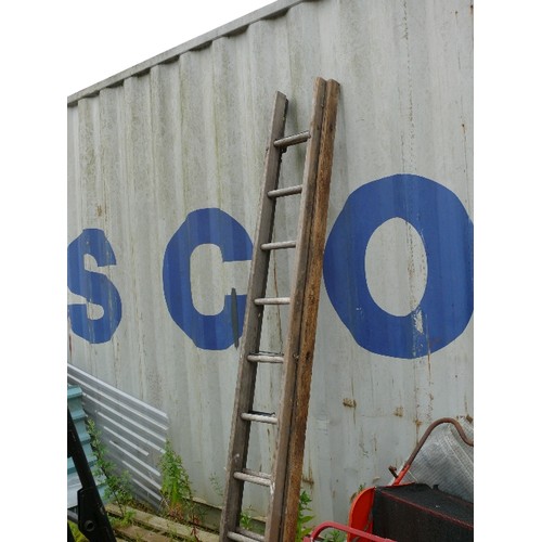 560 - DOUBLE EXTENDING WOODEN LADDER