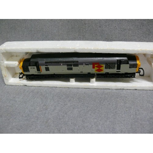 87 - LIMA 'OO' TRAIN ENGINE MODEL 37063 WITH BOX