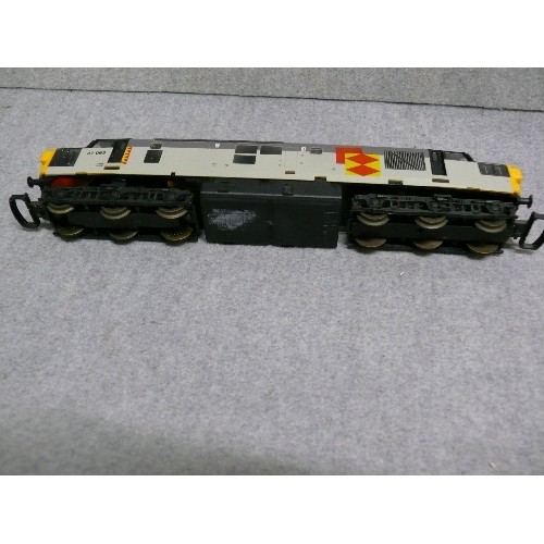 87 - LIMA 'OO' TRAIN ENGINE MODEL 37063 WITH BOX