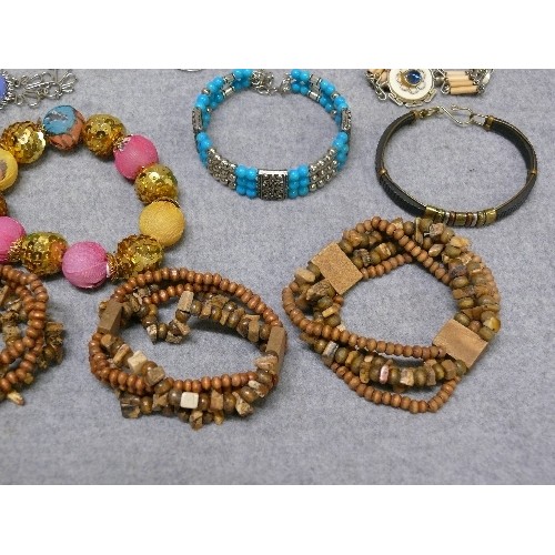 60 - A NICE COLLECTION OF PERUVIAN WIREWORK, BAMBOO AND OTHER COSTUME JEWELLERY BANGLES AND BRACELETS, SO... 