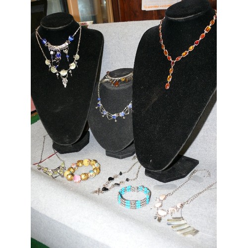 53 - A NICE COLLECTION OF PERUVIAN WIREWORK COSTUME JEWELLERY WITH SEMI PRECIOUS STONES TO INCLUDE NECKLA... 