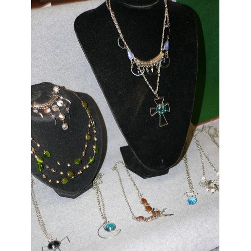 58 - A NICE COLLECTION OF PERUVIAN WIREWORK COSTUME JEWELLERY WITH SEMI PRECIOUS STONES TO INCLUDE 10 NEC... 