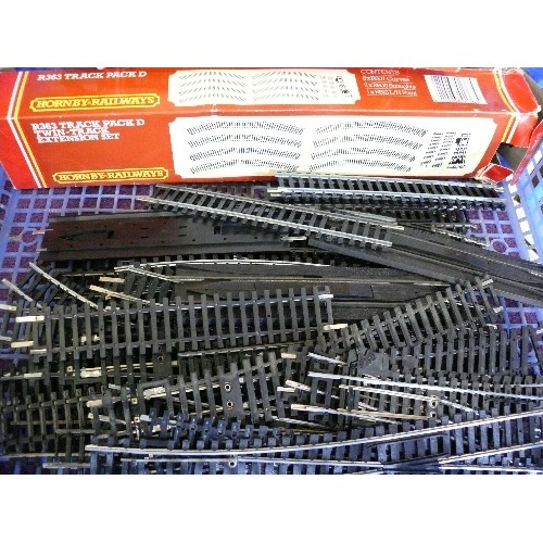 70 - A TRAY OF VARIOUS 'OO' GAUGE MODEL RAILWAY TRACK