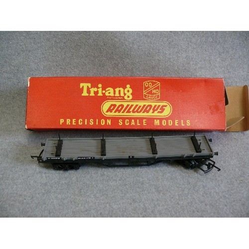 71 - A SELECTION OF HORNBY RAILWAY ROLLING STOCK AND WAGONS