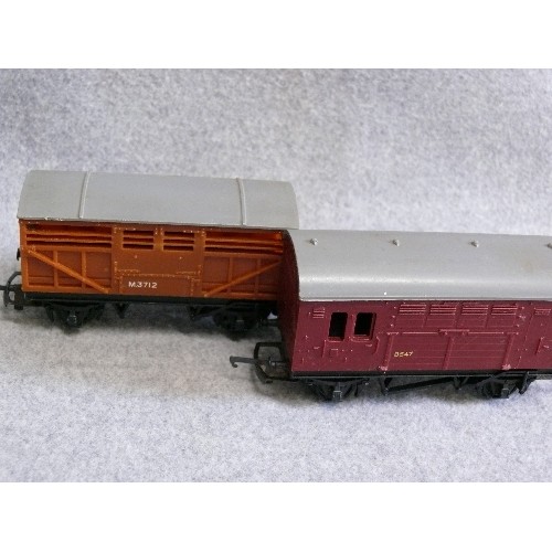 71 - A SELECTION OF HORNBY RAILWAY ROLLING STOCK AND WAGONS