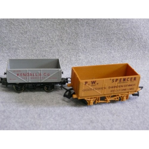 71 - A SELECTION OF HORNBY RAILWAY ROLLING STOCK AND WAGONS