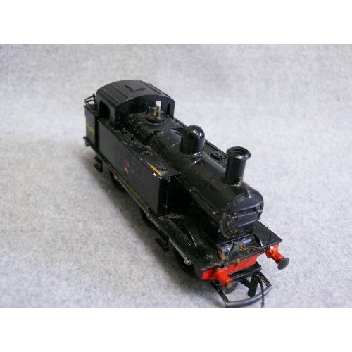 90 - TRI-ANG 'OO' TRAIN ENGINE MODEL 47605