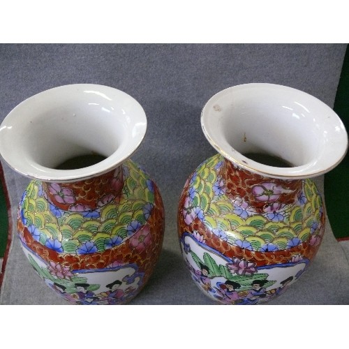 118 - A VINTAGE PAIR OF ORIENTAL GEISHA GIRL VASES WITH GOLD GUILDING, 1 VASE HAS SOME CRACKS