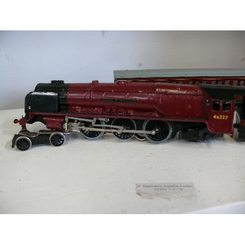 112 - A HORNBY DUBLO TRAIN ENGINE 46227 WITH TENDER AND 3 CARRIAGES