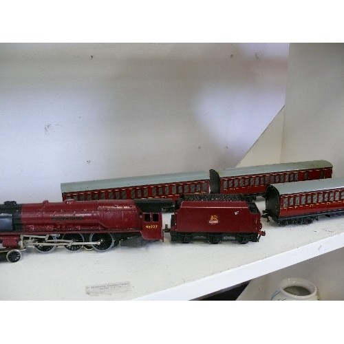 112 - A HORNBY DUBLO TRAIN ENGINE 46227 WITH TENDER AND 3 CARRIAGES