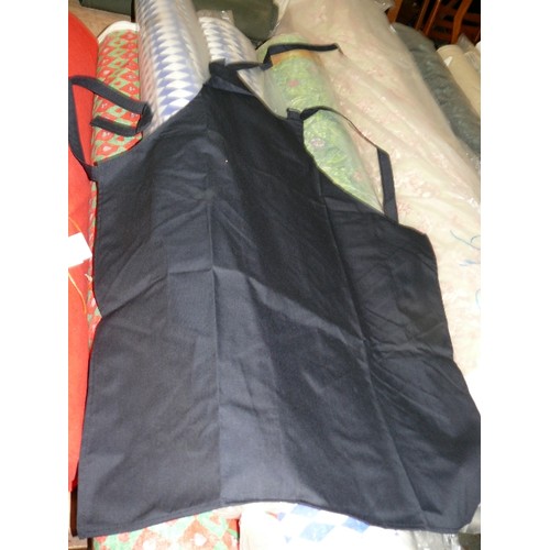 185 - A LARGE QUANTITY OF ADULT APRONS IN BLACK, BLUE AND BROWN