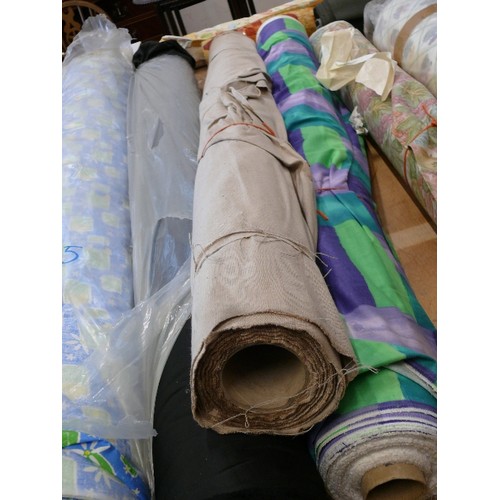 207 - A LARGE ROLL OF HESSIAN STYLE FABRIC