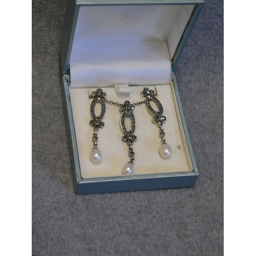 14 - A JEWELLERY SET, PENDANT AND DROP PEARL AND EARRINGS TO MATCH WITH MARCASITE