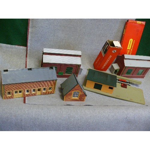 72 - A SELECTION OF MODEL RAILWAY BUILDINGS AND ACCESSORIES TO INCLUDE GRASS SCENERY