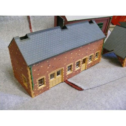 72 - A SELECTION OF MODEL RAILWAY BUILDINGS AND ACCESSORIES TO INCLUDE GRASS SCENERY