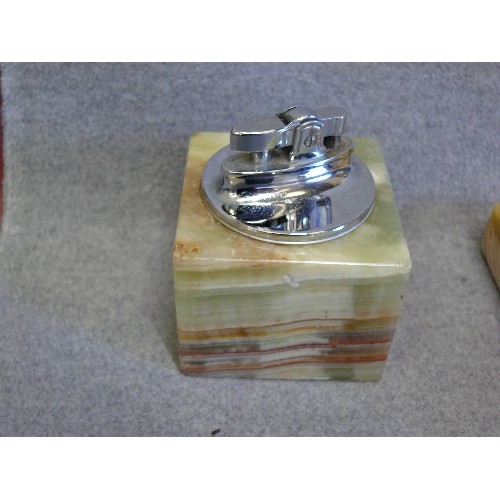 76 - A VERY NICE ONYX ASHTRAY AND 2 ONYX LIGHTERS, BY ROLFSTAR