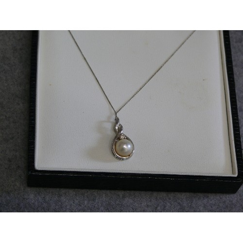 9 - A LESLIE DAVIS JEWELLERS SILVER PENDANT ON SILVER CHAIN