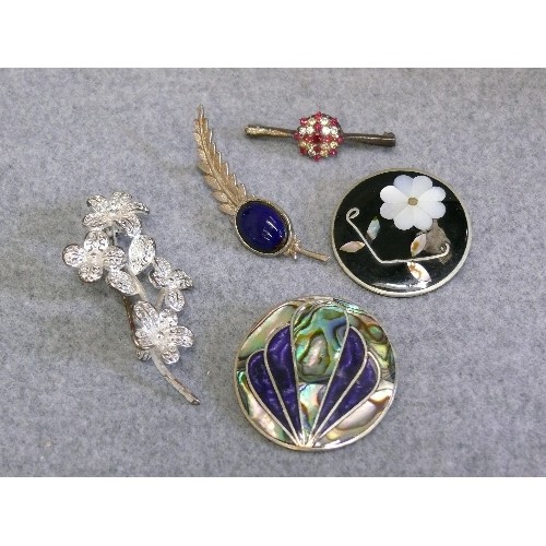 18 - A BOX OF SOLID SILVER BROOCHES, LAPIS LAZULI, ABALONE SHELL, SILVER , COSTUME STONES