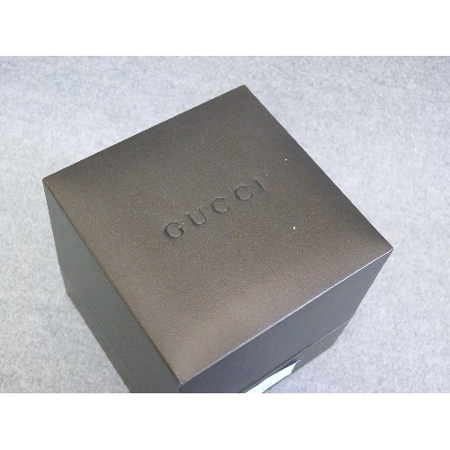 19 - A GENUINE GUCCI WATCH WITH ITS BOX AND PAPER WORK