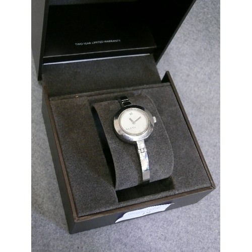 19 - A GENUINE GUCCI WATCH WITH ITS BOX AND PAPER WORK