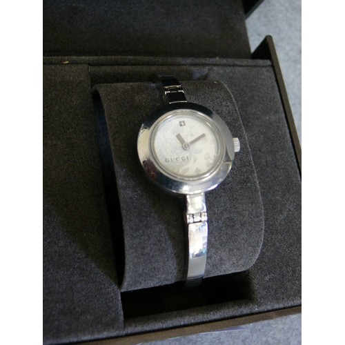 19 - A GENUINE GUCCI WATCH WITH ITS BOX AND PAPER WORK