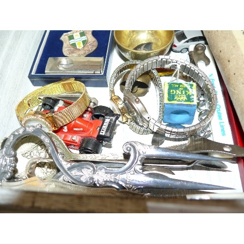 279 - AN INTERESTING COLLECTORS LOT TO INCLUDE CUFFLINK SETS, CIGAR CUTTER, WATCHES, MEDALS, 1 SILVER CUFF... 