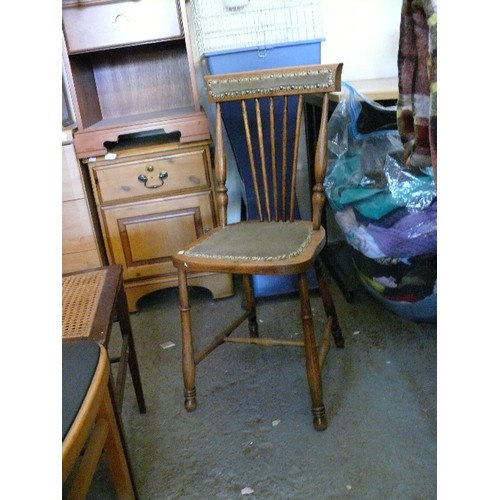 355 - A VINTAGE SPINDLE BACK CHAIR WITH VELVET SEAT PAD