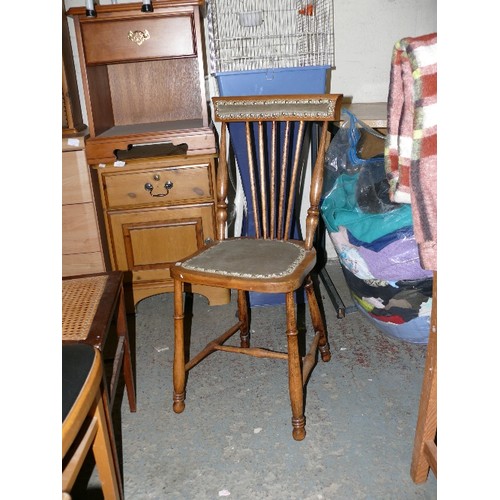 355 - A VINTAGE SPINDLE BACK CHAIR WITH VELVET SEAT PAD