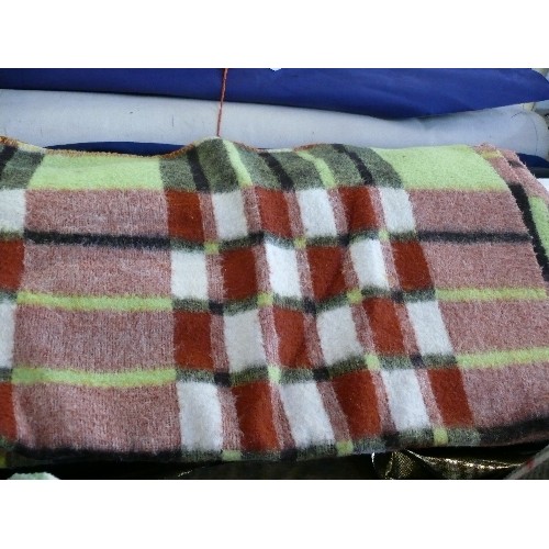 359 - A VINTAGE HEAVYWEIGHT CHECK BLANKET