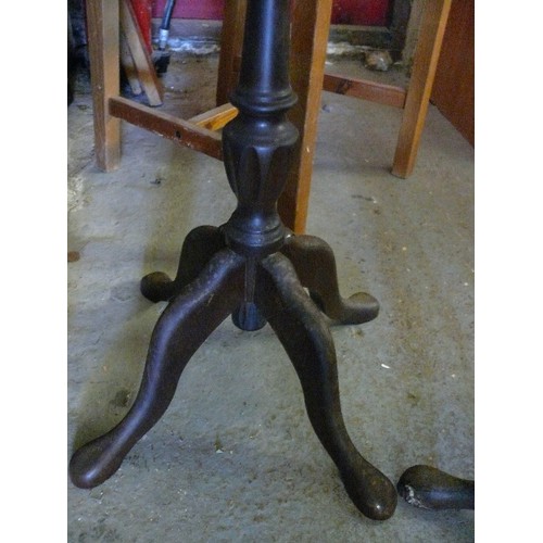 366 - A PAIR OF LEATHER TOPPED WINE TABLES