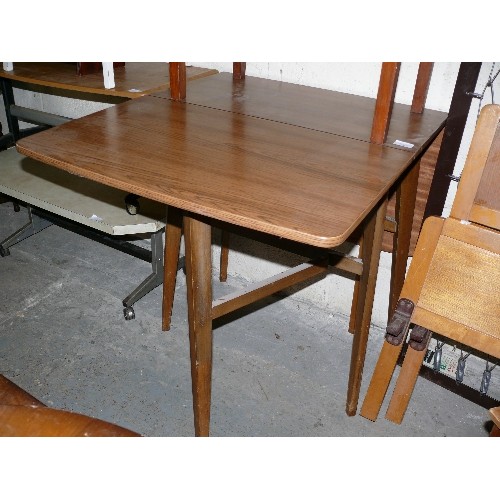 370 - A VINTAGE DROP LEAF TABLE