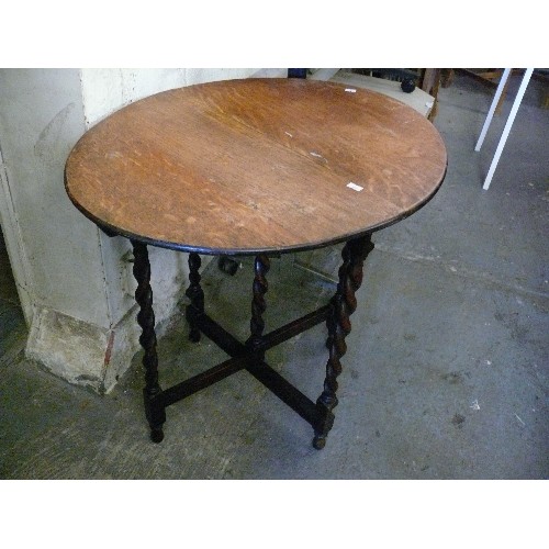 376 - A VINTAGE OAK SIDE TABLE WITH BARLEY TWIST LEGS