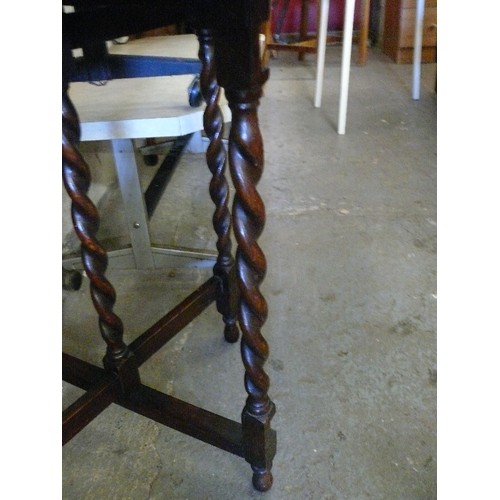 376 - A VINTAGE OAK SIDE TABLE WITH BARLEY TWIST LEGS