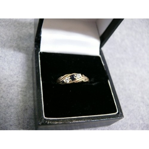 29 - A 9CR GOLD RING WITH BLUE AND WHITE STONES WEIGHT 1.17GR