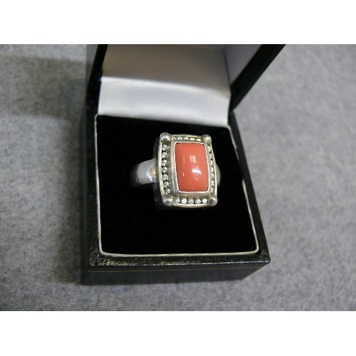 32 - A LARGE RARE SILVER RING WITH POLISHED CORAL SURROUNDED BY WHITE STONES SIZE P