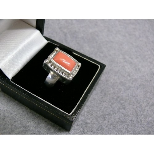 32 - A LARGE RARE SILVER RING WITH POLISHED CORAL SURROUNDED BY WHITE STONES SIZE P