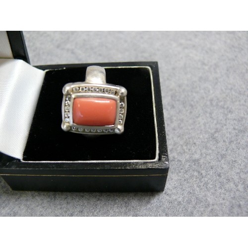 32 - A LARGE RARE SILVER RING WITH POLISHED CORAL SURROUNDED BY WHITE STONES SIZE P