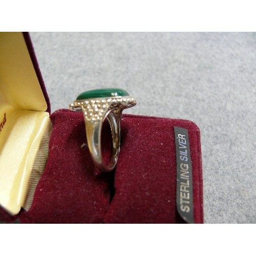 33 - A SOLID SILVER RING WITH A LOVELY GREEN STONE SIZE R