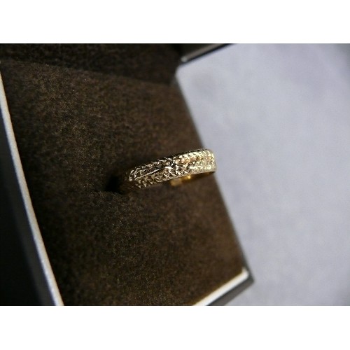 11 - A 9CT GOLD WEDDING BAND SIZE O WEIGHT 1.7GR