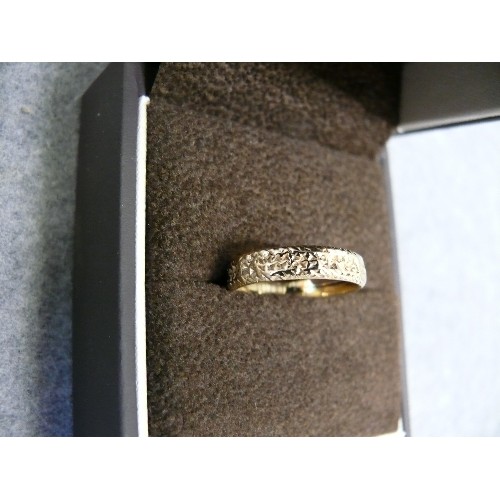 11 - A 9CT GOLD WEDDING BAND SIZE O WEIGHT 1.7GR