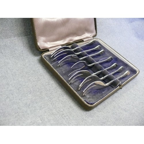 36 - A GRAND SET OF CAKE FORKS AND SERVER ON A SANDWICH SERVING TRAY BOTH IN S/PLATE