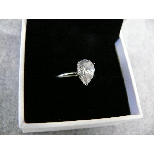 41 - A SOLID SILVER DRESS RING WITH BRIGHT CUT TEARDOP STONE