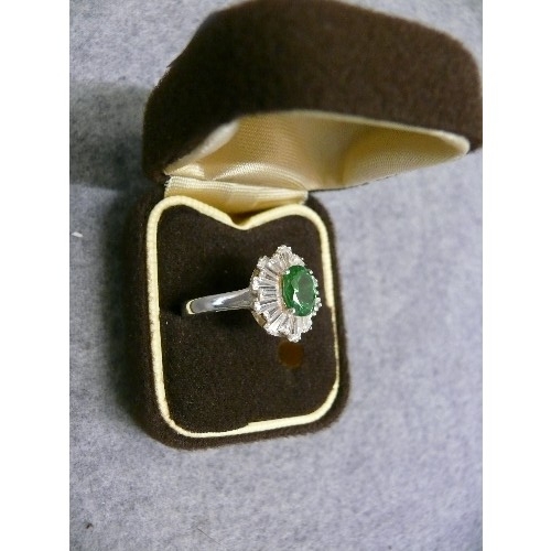 43 - A FINE SOLID SILVER DRESS RING A BEAUTIFUL OVEL EMERALD COLOURED STONE SURROUNDED BY BAGUETTE WHITE ... 